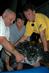 Azorerne, September 2006, Jørgen og Jesper bærer skildpadden ud af bassinet for at måle dens vægt