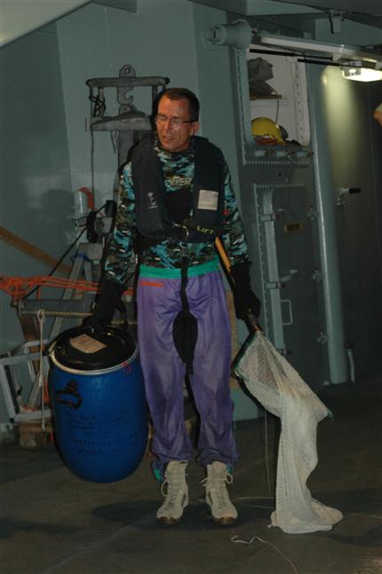 Broome-Perth, november 2006: Anders Hay-Schmidt med havslanger i spanden