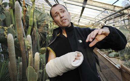 16. marts 2007: Den 37-årige biolog og gartner i Botanisk Have i København, Martin Årseth-Hansen kom for en uge siden i nærkontakt med en tyrehaj ved Galapagos. Martin slipper uden mén.