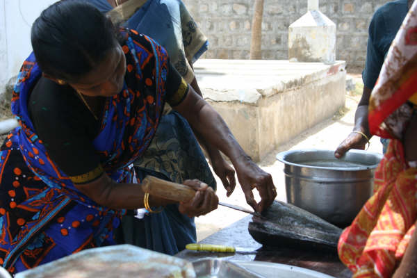 Kvinder i Tranquebar tilbereder fisk