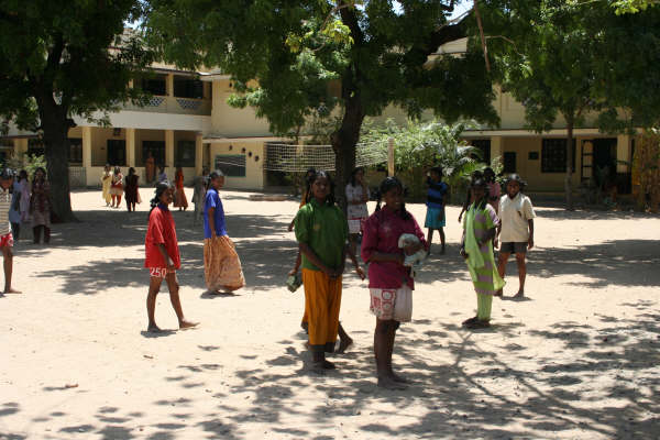 børn leger i skolegården i Tranquebar