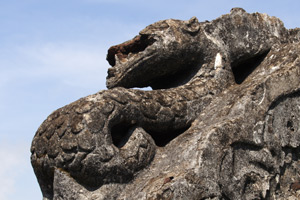 Detalje fra gravmonument på Nygade Kirkegård. Foto Simon Rastén